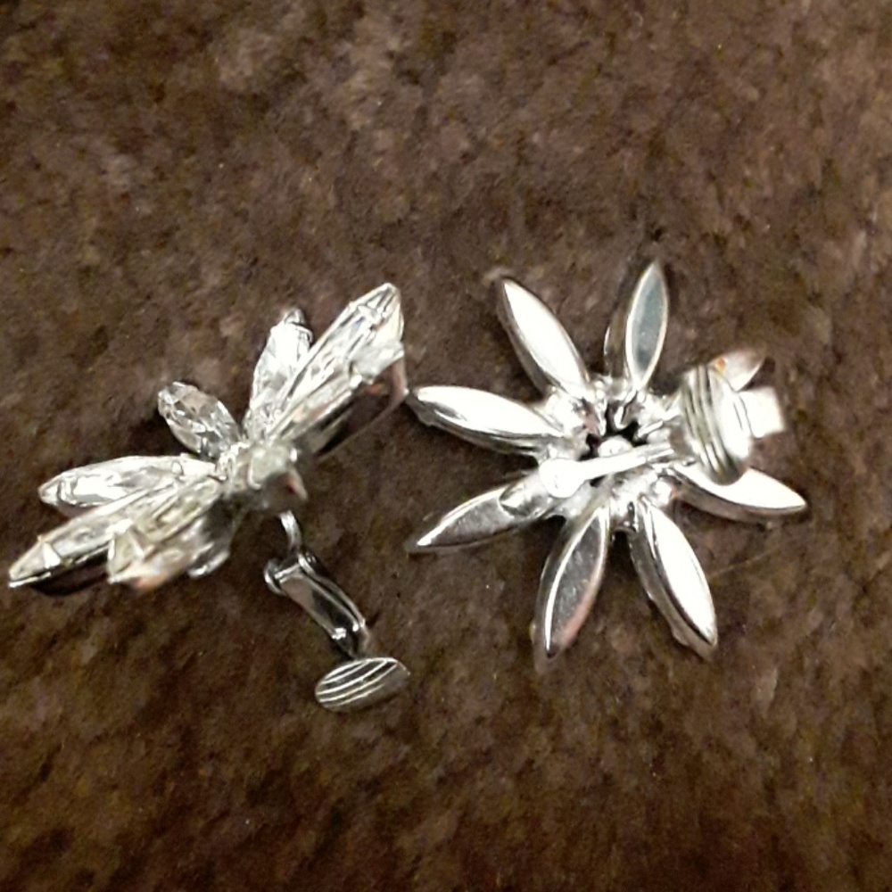 Vintage clip on rhinestone white & metal earrings - Picture 3 of 3